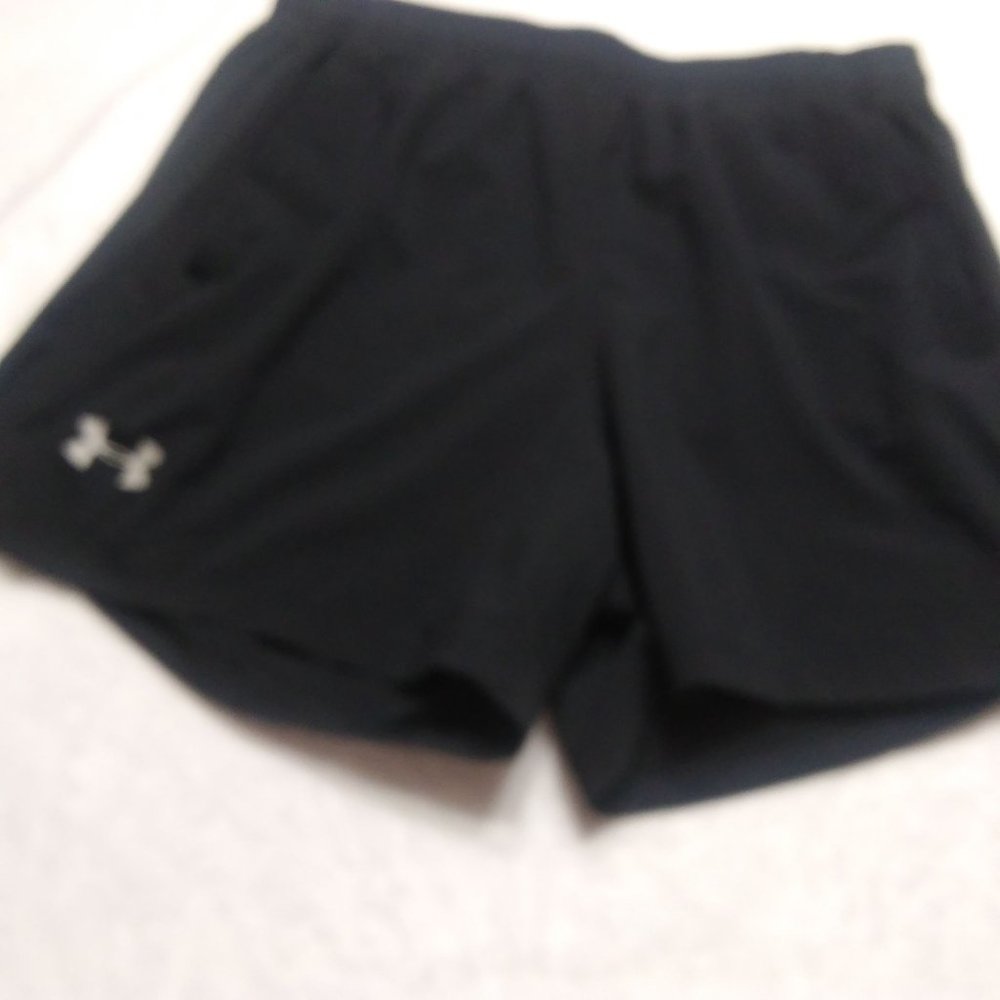 Woman's Under Armour black shorts size L fitted heat gear
